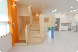 커브로 감성을 그리다! 독특한 곡선과 원형으로 완성된 특별한 다락방 인테리어