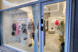 시크한 미드센투리모던 스타일로 빛나는 9평 보세 옷가게 인테리어