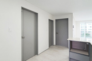 광명 리버빌의 공간을 변화시키는 슬림 문틀 도어: 3연동 설치 시공 사례