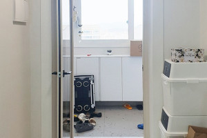 양방향 스윙도어로 완성한 용인 녹원마을 거실과 현관의 조화: 인테리어 시공 후기