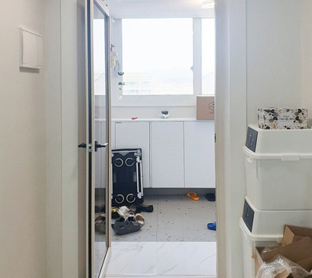 양방향 스윙도어로 완성한 용인 녹원마을 거실과 현관의 조화: 인테리어 시공 후기