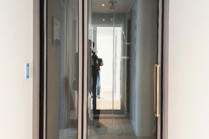 초슬림스윙도어로 완성한 인천 웰카운티의 모던한 중문 인테리어 – 시공 후기 및 아이디어