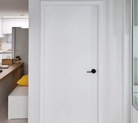 노원구 인테리어 혁신: 무광 화이트 도어 필름으로 새롭게 태어난 공간!