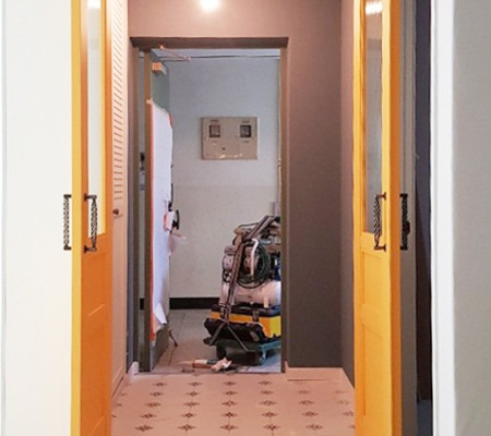 오산 인테리어 - 모루세로유리와 블랙봉 손잡이가 빚어낸 고급스러운 현관 도어 디자인