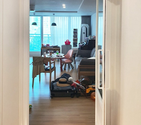 모던 아파트의 새로운 얼굴: 의정부시 초슬림 스윙도어로 완성한 현관 중문 인테리어 후기