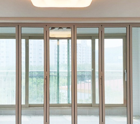 안양 석수 두산위브: 화이트 프레임 투명유리 폴딩도어로 완성한 세련된 거실 인테리어 후기