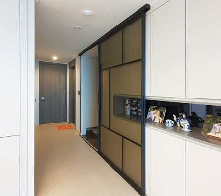 성남 산성역포레스티아 아파트: 모던한 슬라이딩도어로 완성한 중문 인테리어