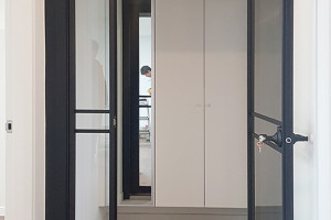 춘천 석사동 현대아파트, 블랙 프레임과 투명강화유리로 완성한 슬림 비대칭 양개 중문 시공 사례