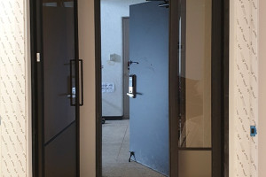 대치동 선경아파트: 슬림 비대칭 현관중문으로 공간을 우아하게 재편하다