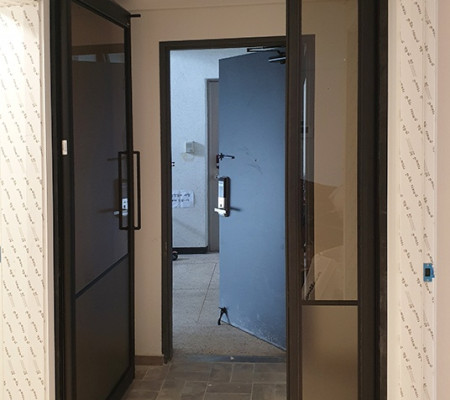 대치동 선경아파트: 슬림 비대칭 현관중문으로 공간을 우아하게 재편하다