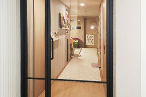 현관중문 교체로 집에 가치 더하기: 수원인테리어 전문가의 중문도어 변신 사례