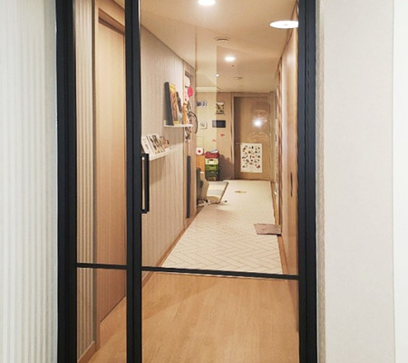 현관중문 교체로 집에 가치 더하기: 수원인테리어 전문가의 중문도어 변신 사례