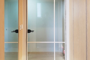 오산 인테리어의 새로운 패러다임: 푸르지오 아파트 양방향 스윙도어로 완성하는 고급스러움!