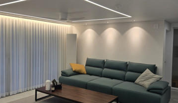 우드화이트 주방과 포쉐린 타일로 완성하는 럭셔리 모던 인테리어